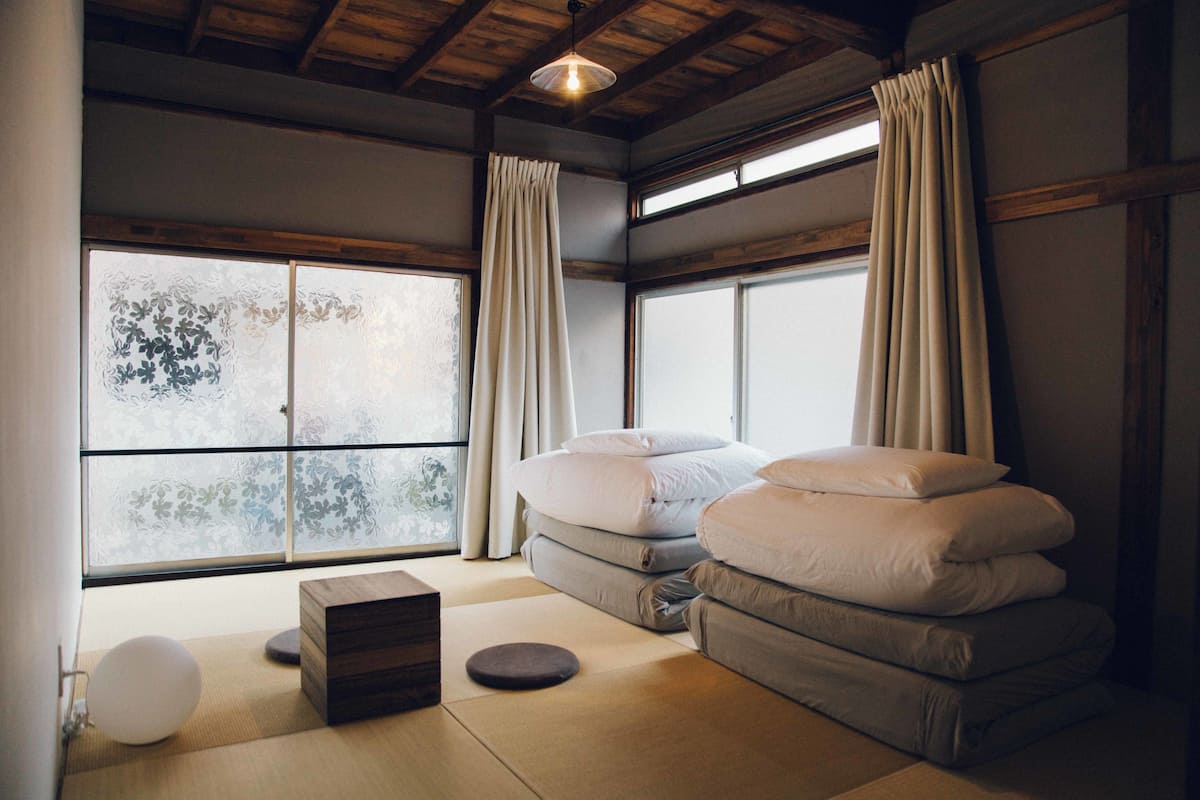 Traditionele kamer (YATSUDE) | Donzen dekbedden, bedden met traagschuimmatras, een kluis op de kamer