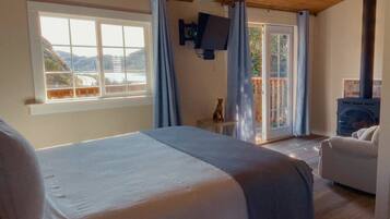 Traditional Cabin, 1 Queen Bed, Garden View | 1 bedroom, individually decorated, individually furnished
