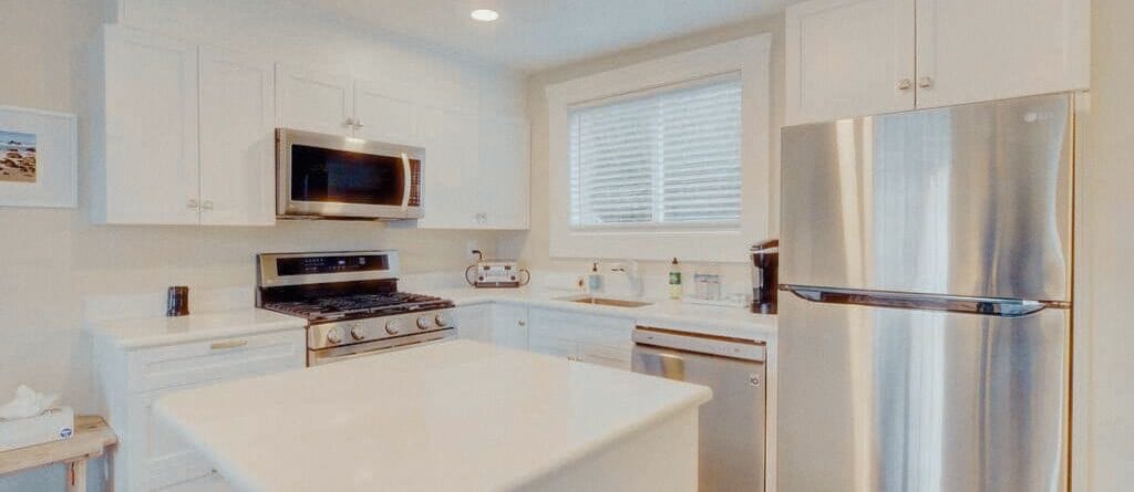 panoramic cottage, river view | private kitchen | microwave, coffee/tea maker