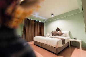 Quarto casal superior | Camas com colchões de espuma com sistema de memória, frigobar
