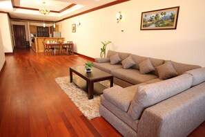 Two-Bedroom Suite | Olohuone | 48–tuumainen taulutelevisio, jossa kaapelikanavat