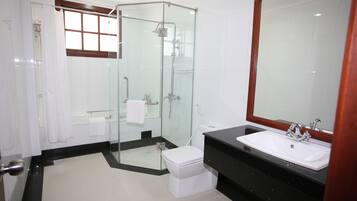 Separate bathtub and shower, rainfall showerhead, free toiletries