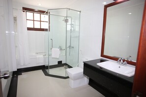 Separate bathtub and shower, rainfall showerhead, free toiletries - Steung Siemreap Residences & Apartment (Siem Reap)