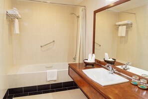 Superior Double or Twin Room@Seung Siemreap Hotel | Kylpyhuone | Erillinen kylpyamme ja suihku, sadesuihkupää, ilmaiset hygieniatuotteet