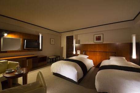 1 habitación, caja de seguridad en la habitación y escritorio