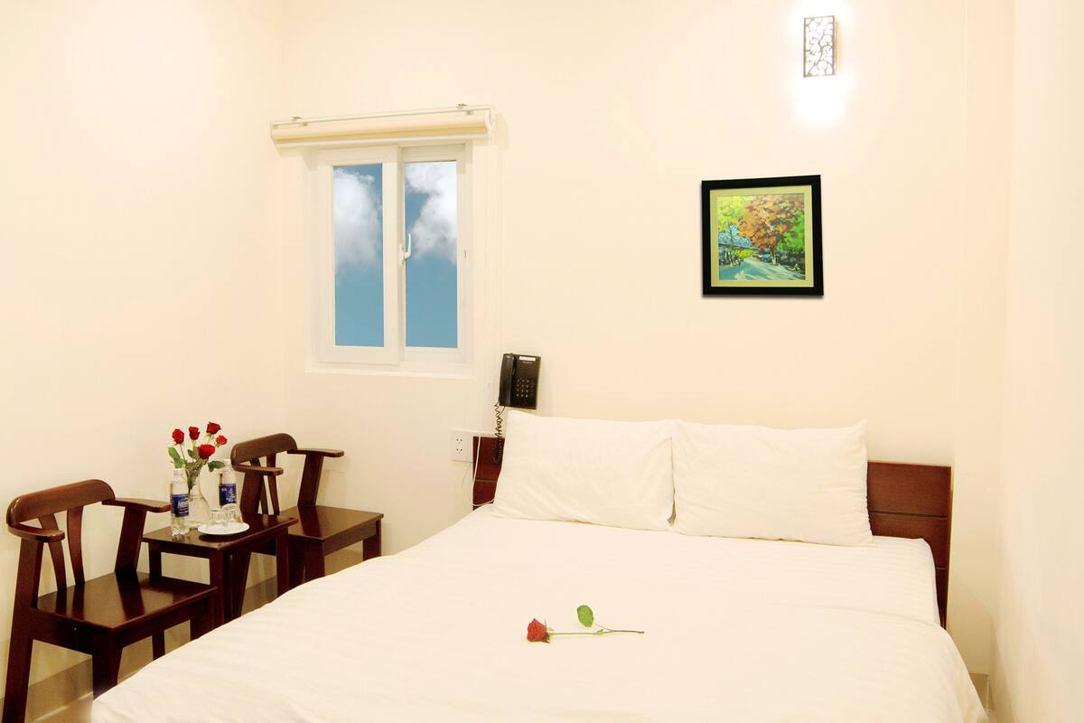 Minibar, in-room safe, WiFi (free)