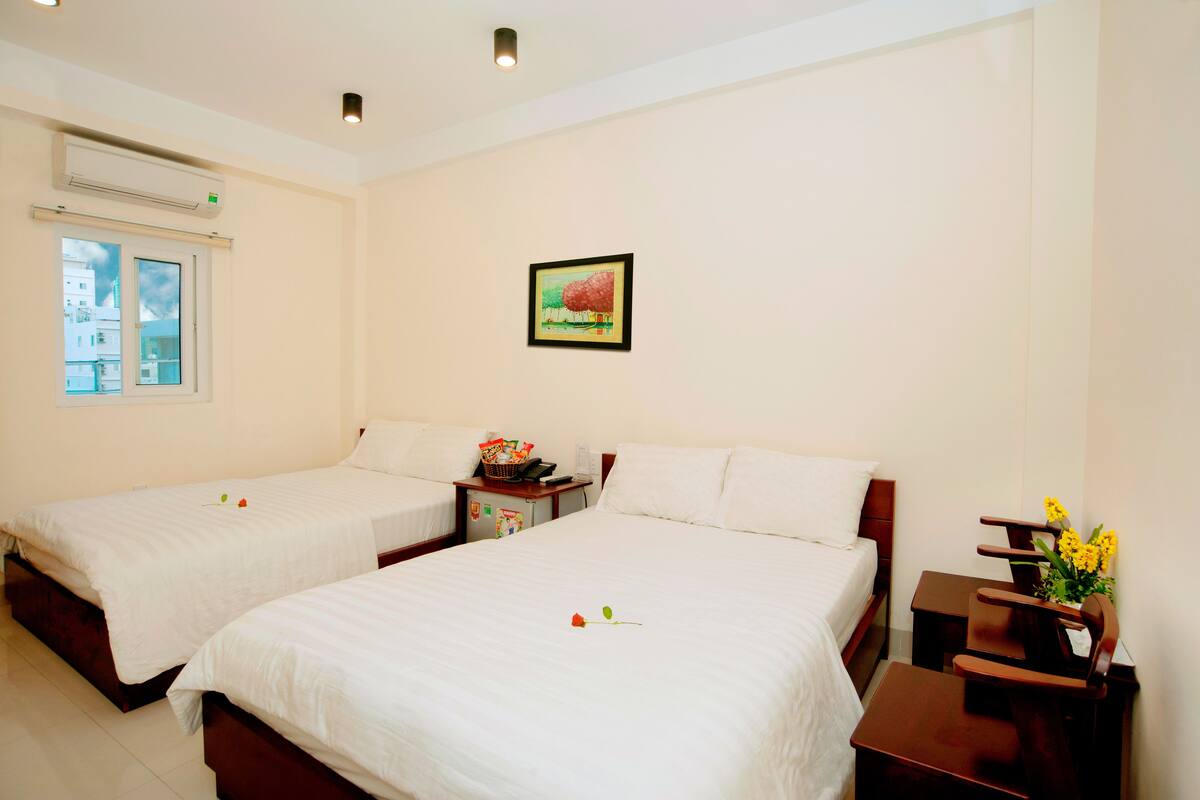 Minibar, in-room safe, WiFi (free)