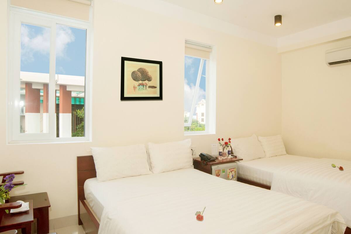 Minibar, in-room safe, WiFi (free)