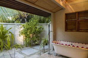 Deluxe Beach Cottage | Bathroom