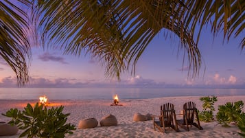 Plage privée, sable blanc, chaises longues, parasols