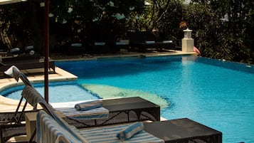 Piscina externa, guarda-sóis, espreguiçadeiras