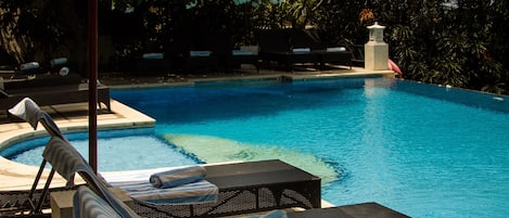 Udendørs pool, parasoller, liggestole