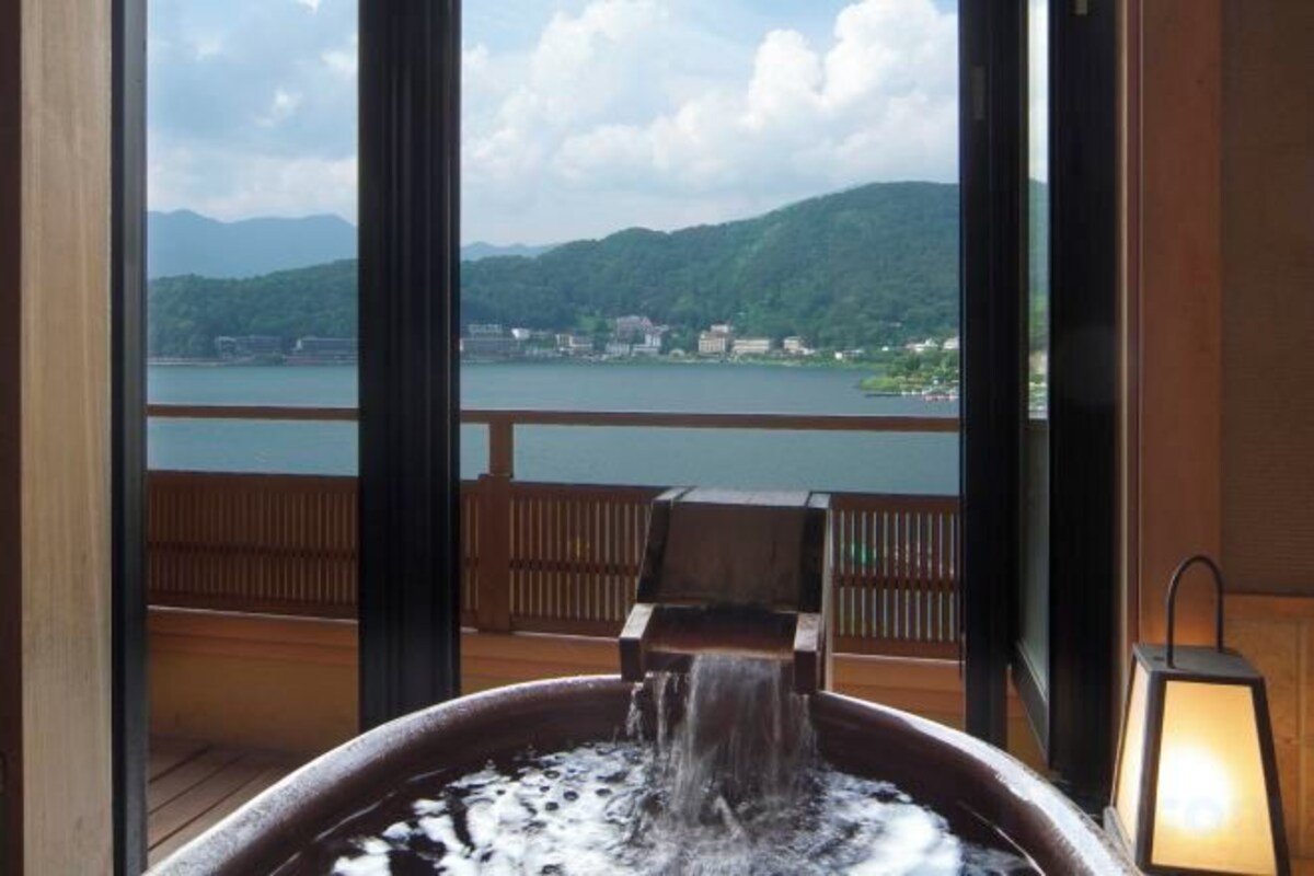 Japanese Style Room with Open-air Bath of Shigaraki Ware(Lake View)