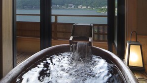 A hot tub with a view of a lake and mountains. - Kasuitei Ohya (Fujikawaguchiko)