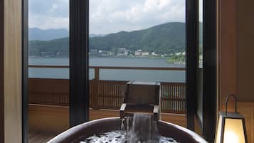 Deep-soaking bathtub