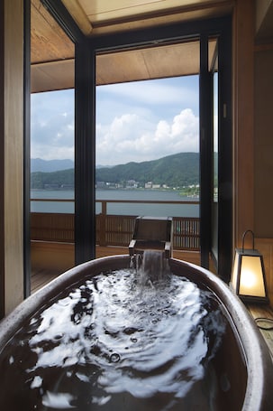 Traditional Room, Lake View (SHIGARAKIYAKI Open-Air Bath) | Deep soaking bathtub. Kasuitei Ohya