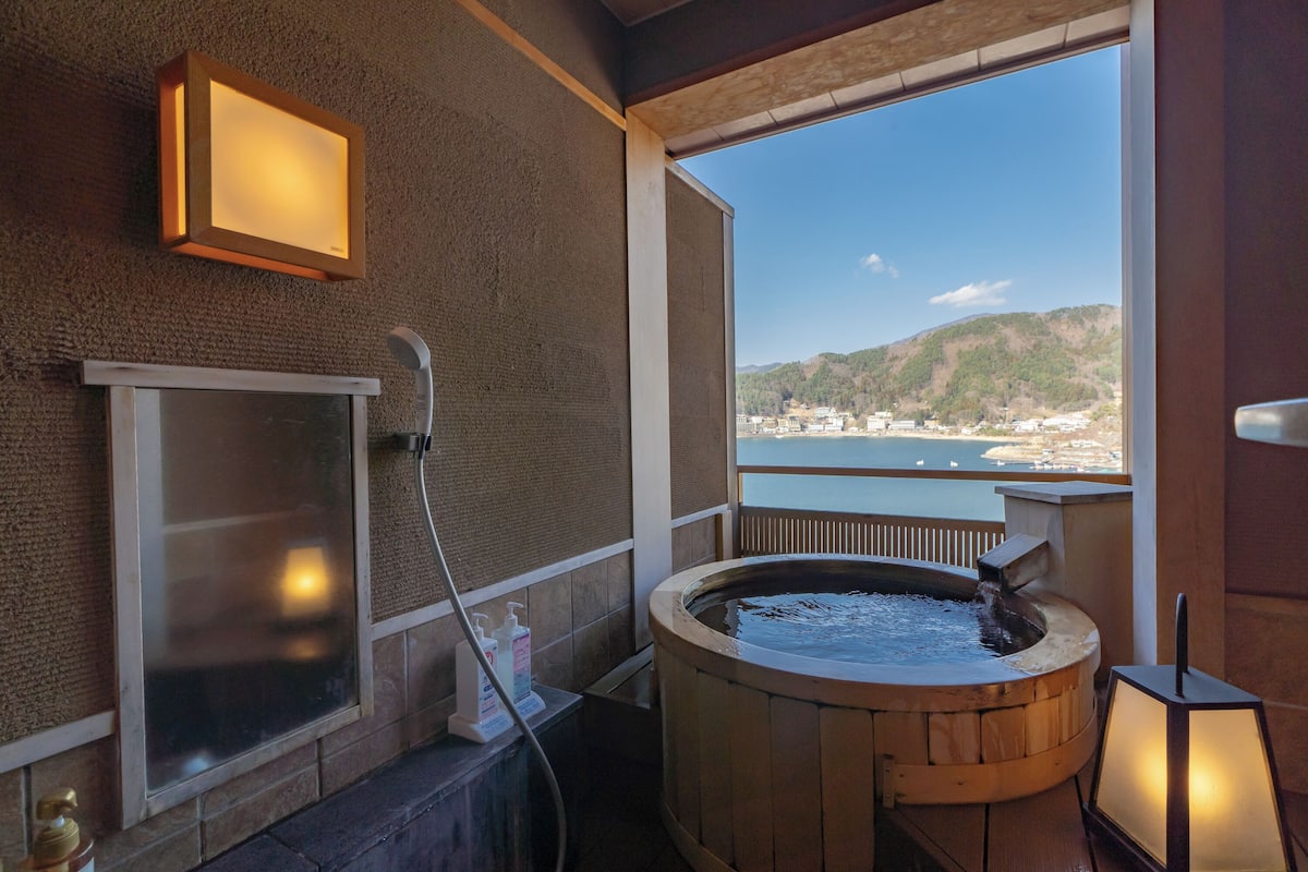 Phòng truyền thống, quang cảnh hồ (HINOKI Open-Air Bath,) | Phòng tắm | Đồ dùng nhà tắm miễn phí, máy sấy tóc, dép đi trong nhà
