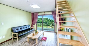 Dúplex | Zona de estar | Una televisión de pantalla plana