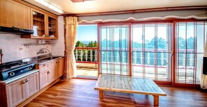 Living area | Flat-screen TV