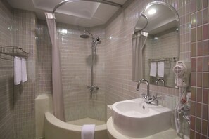 Design Double Room, 1 Double Bed, Bathtub | Bathroom | Rainfall showerhead, designer toiletries, hair dryer, slippers