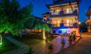 住宿正面 - 傍晚/夜晚