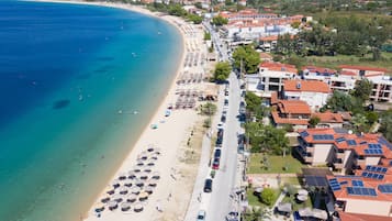 En la playa, camastros y sombrillas