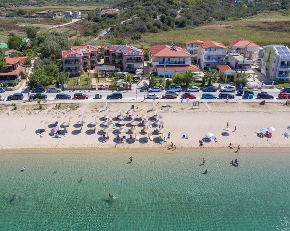 在海滩、沙滩椅、海滩遮阳伞