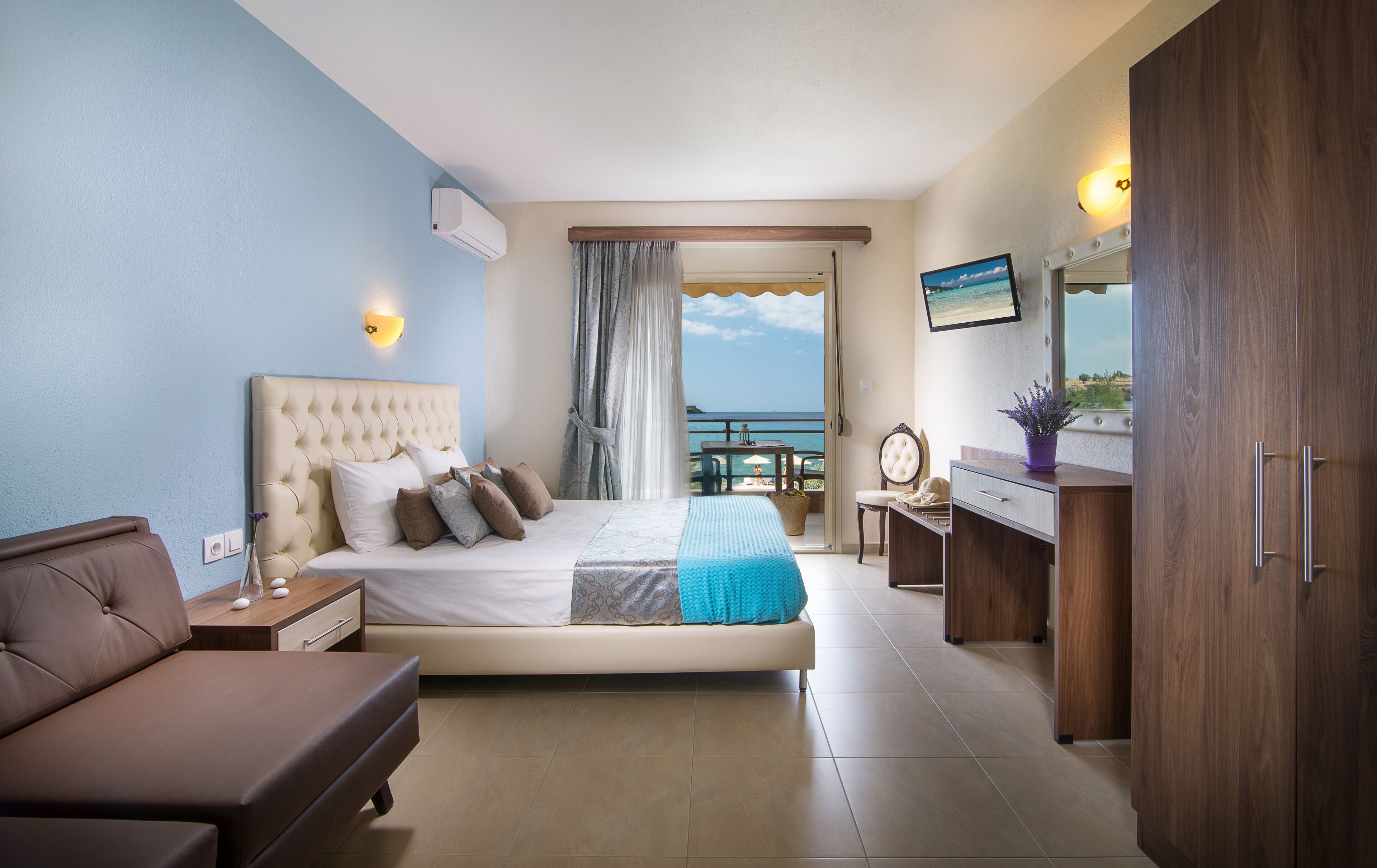 In-room safe, soundproofing, free WiFi, bed sheets