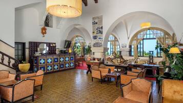 Breakfast, lunch, dinner served; Mediterranean cuisine