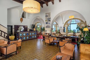 Serveert ontbijt, lunch, diner, Mediterrane gerechten 