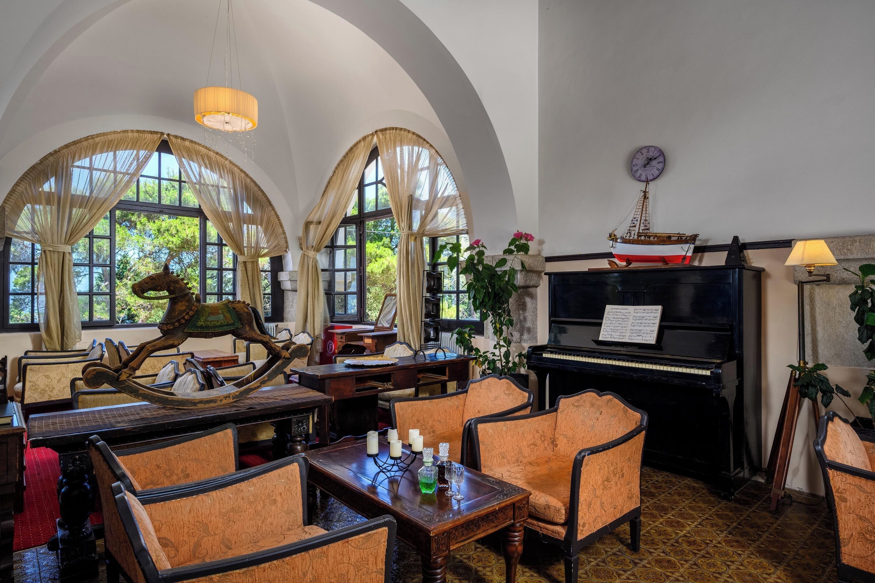 Déjeuner, dîner et souper servis sur place; cuisine méditerranéenne 