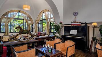 Déjeuner, dîner et souper servis sur place; cuisine méditerranéenne