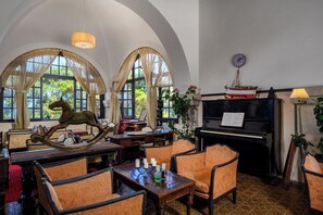 Serveert ontbijt, lunch, diner, Mediterrane gerechten 