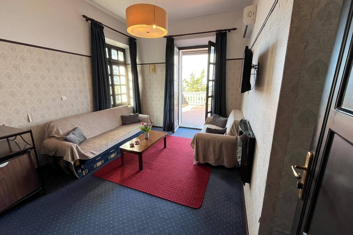 Luxury Studio Suite, 1 Queen Bed with Sofa bed | Free WiFi