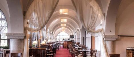 Phục vụ bữa sáng, bữa trưa, bữa tối, món ăn kiểu Địa Trung Hải