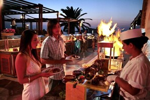 2 restaurantes; se sirven desayunos, almuerzos y cenas