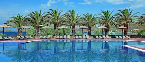 Outdoor pool, pool umbrellas, sun loungers