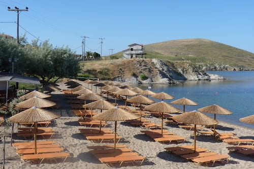 Am Strand, Liegestühle, Sonnenschirme, Strandtücher