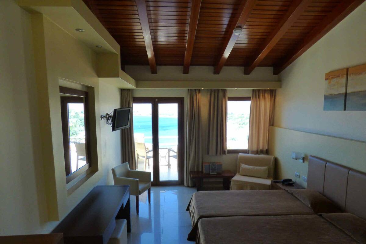 Room (Interconnected ) | Minibar, soundproofing, cribs (free), rollaway beds (surcharge)