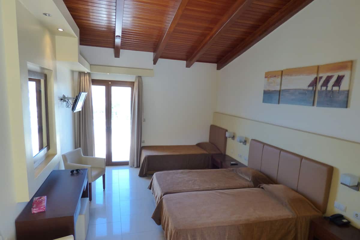 Triple Room | Minibar, soundproofing, free cribs/infant beds, rollaway beds