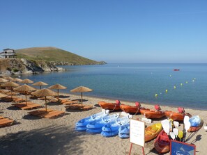 On the beach, sun-loungers, beach umbrellas, beach towels - Lemnos Village Resort (Lemnos)
