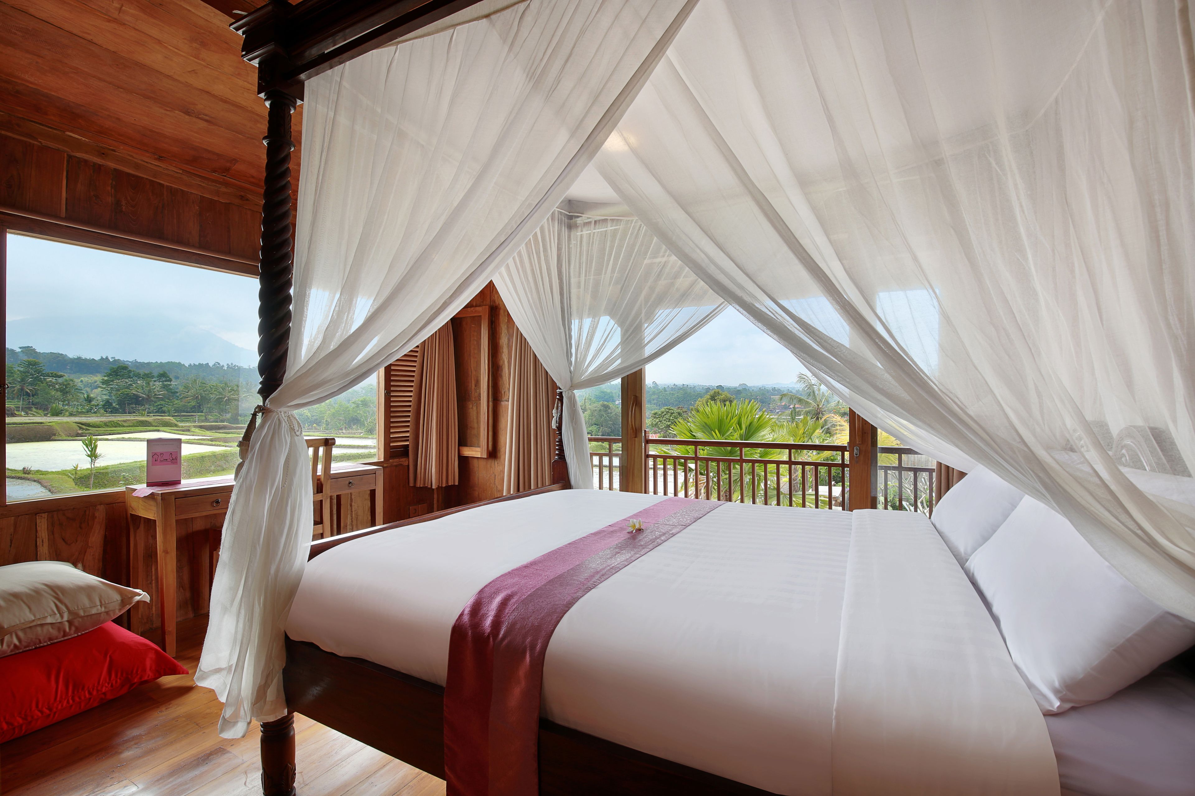 1 habitación, caja de seguridad en la habitación y escritorio 