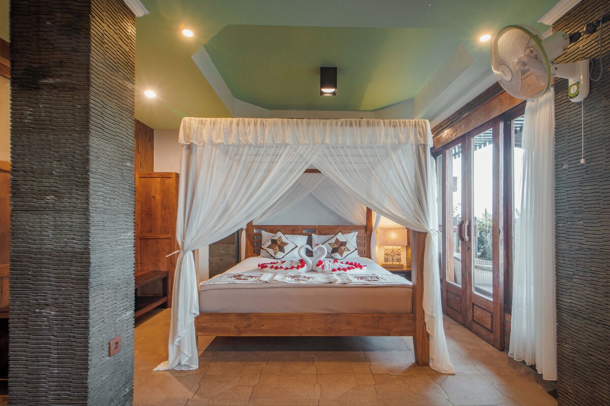 Family Room | 1 bedroom, in-room safe, desk, iron/ironing board