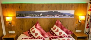 Deluxe Double Room, Balcony | In-room safe, desk, rollaway beds, free WiFi - Gästehaus Café Heck (Titisee-Neustadt)