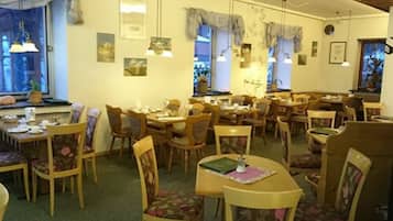 Frühstück, Mittagessen, Abendessen, regionale Küche