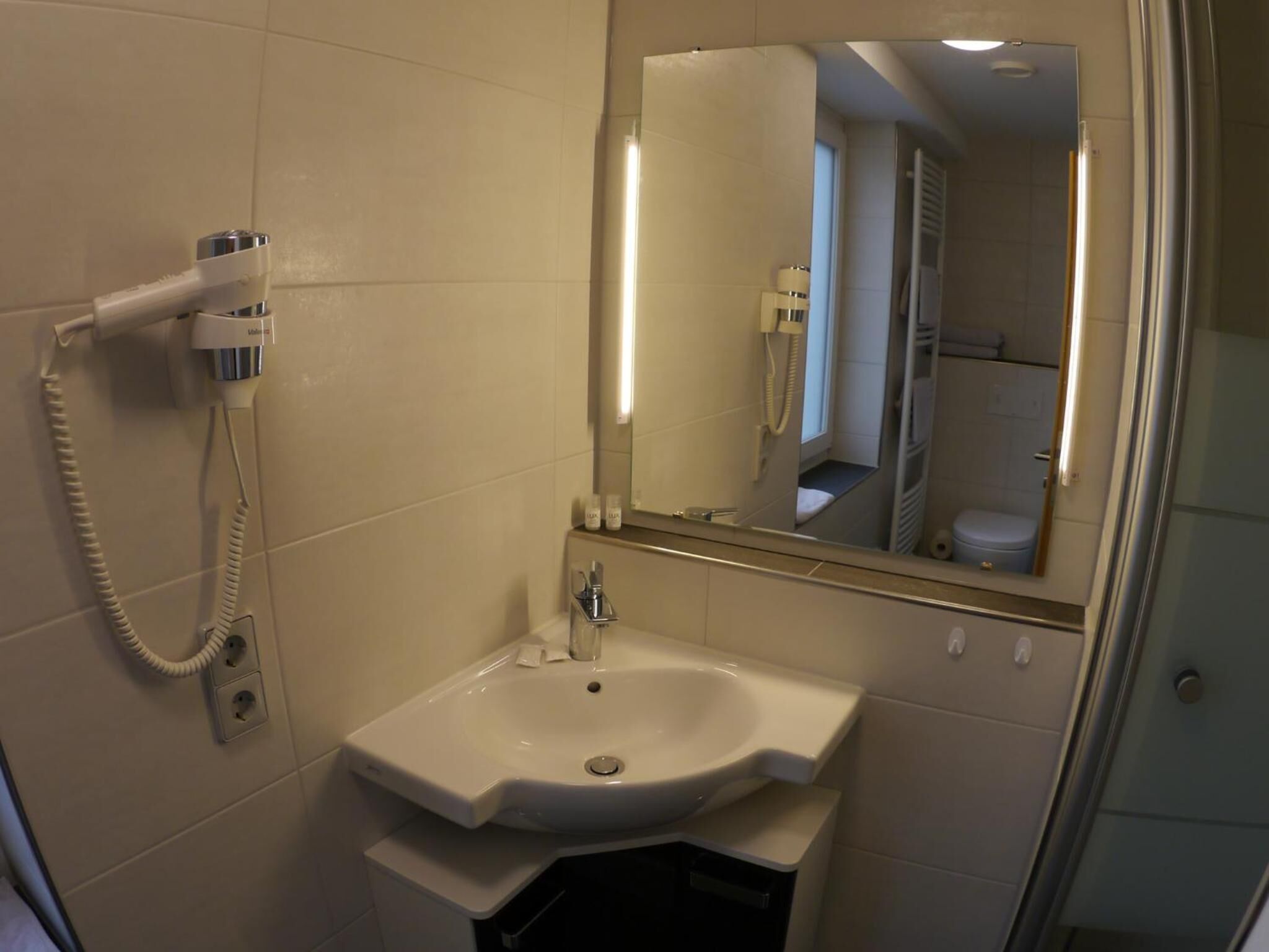 shower, free toiletries, towels