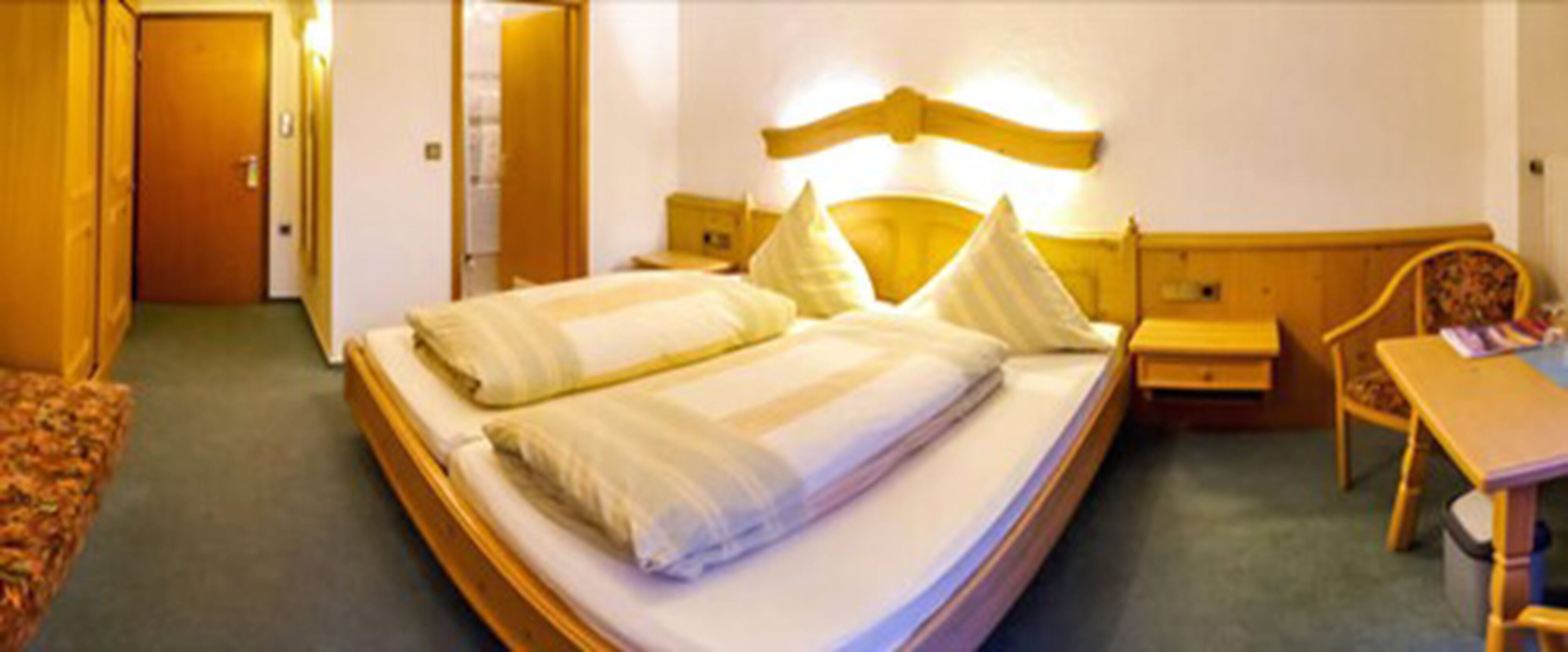 deluxe double room, balcony | in-room safe, desk, rollaway beds, free wifi