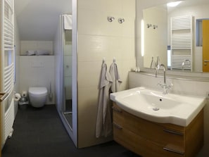 Shower, free toiletries, towels - Gästehaus Café Heck (Titisee-Neustadt)