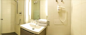 Deluxe-Doppelzimmer, Balkon | Badezimmer | Dusche, kostenlose Toilettenartikel, Handtücher