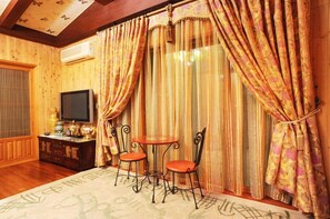Living area - Palace in the Forest Pension (Seogwipo)